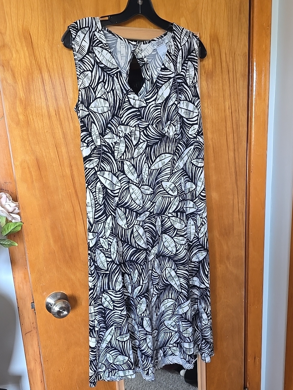 Gabriella Skye Sleeveless Black & White Leaf-Print Midi Dress with Keyhole